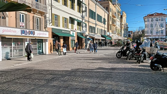 Sanremo: pronti a partire i lavori per i nuovi marciapiedi di piazza Colombo, si punta a finire per il Festival Sanremo: pronti a partire i lavori per i nuovi marciapiedi di piazza Colombo, si punta a finire per il Festival