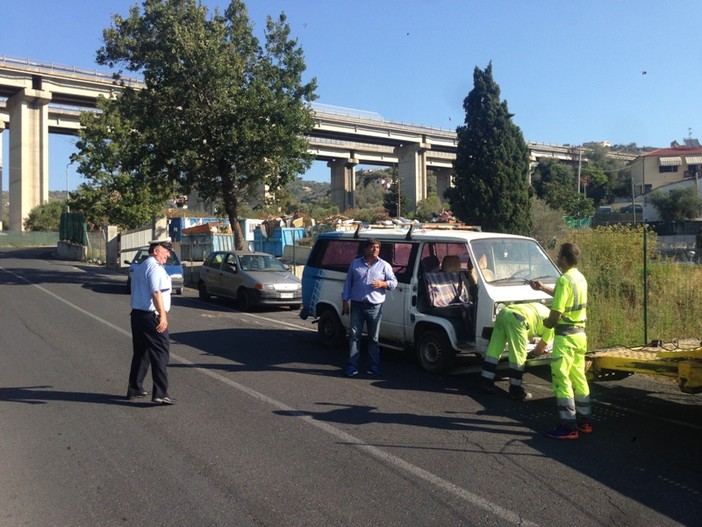 Imperia: scatta la rimozione delle auto abbandonate, Polizia Municipale in azione in via Lorenzo Acquarone e programmati altri interventi (Foto) Imperia: scatta la rimozione delle auto abbandonate, Polizia Municipale in azione in via Lorenzo Acquarone e programmati altri interventi (Foto)