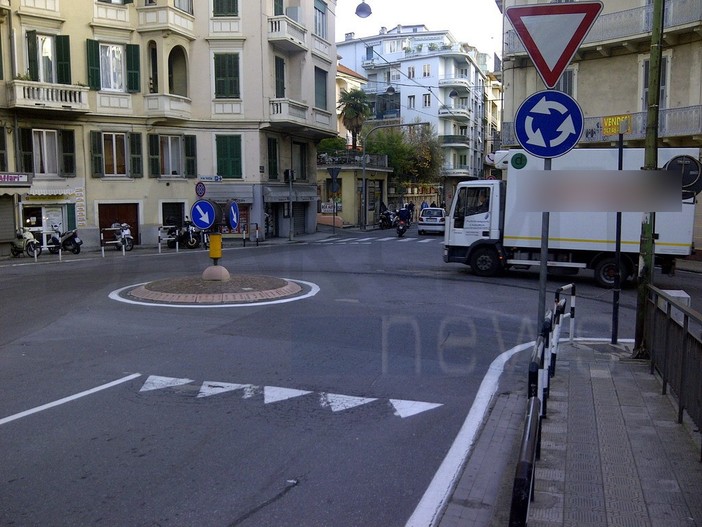 Sanremo: diritto di precedenza al rondò Francia, chi lo ha? Le domande di un nostro lettore Sanremo: diritto di precedenza al rondò Francia, chi lo ha? Le domande di un nostro lettore