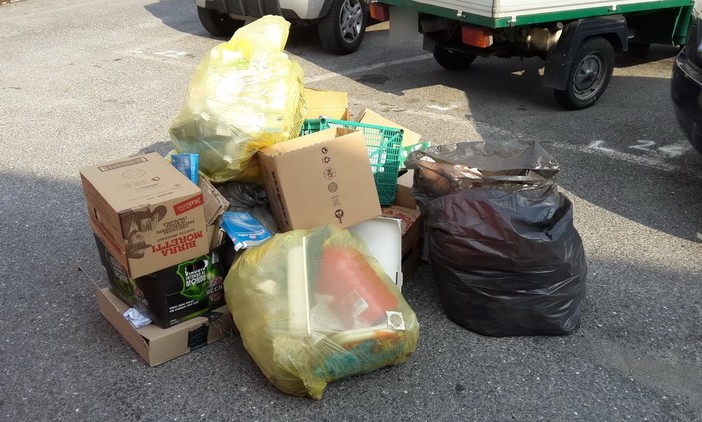 Sanremo: rifiuti abbandonati in mezzo alla strada in frazione Poggio, le lamentele dei residenti