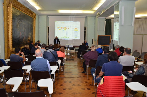 Sanremo: riunione con i commercianti sul porta a porta, ma emerge un dato allarmante sul ritiro dei kit (Foto e Video) Sanremo: riunione con i commercianti sul porta a porta, ma emerge un dato allarmante sul ritiro dei kit (Foto e Video)