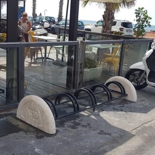 Ventimiglia: il Comune installa una serie di 'rastrelliere' per parcheggiare le bici, Scullino "Incentivare il trasporto ecologico" (Foto) Ventimiglia: il Comune installa una serie di 'rastrelliere' per parcheggiare le bici, Scullino "Incentivare il trasporto ecologico" (Foto)