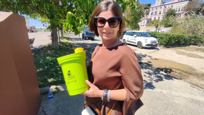 Imperia, ecco i nuovi contenitori per la raccolta dell’olio esausto (foto e video) Imperia, ecco i nuovi contenitori per la raccolta dell’olio esausto (foto e video)