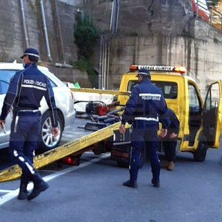 Sanremo: rimosse le auto abbandonate e ripulito uno dei parcheggi di via Pietro Agosti (Foto)
