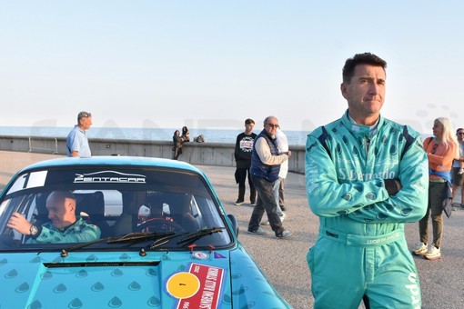 Rally storico, sesta prova speciale sospesa per l’incidente a Da Zanche-De Luis: i leader costretti al ritiro Rally storico, sesta prova speciale sospesa per l’incidente a Da Zanche-De Luis: i leader costretti al ritiro