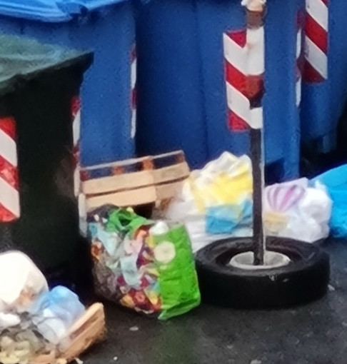 Sanremo: una lettrice "Rifiuti abbandonati al Polo Nord tra corso Inglesi e via Galileo Galilei" (Foto) Sanremo: una lettrice "Rifiuti abbandonati al Polo Nord tra corso Inglesi e via Galileo Galilei" (Foto)