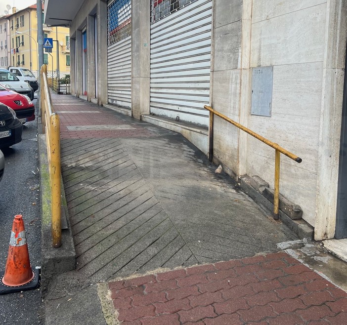Sanremo: rampa scivolosa sul marciapiede di via della Repubblica, i residenti chiedono un intervento del Comune Sanremo: rampa scivolosa sul marciapiede di via della Repubblica, i residenti chiedono un intervento del Comune