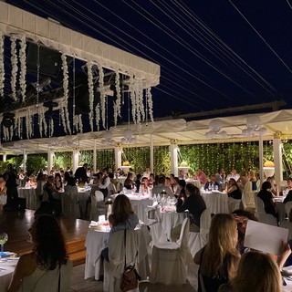 Sanremo: allegria, musica e il tributo a Raffaella Carrà per il Capodanno al Roof Garden del Casinò