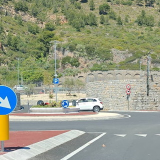 Ventimiglia, rotatoria tra corso Genova e via Tacito: la viabilità diventa definitiva, chiuso l'accesso al distributore