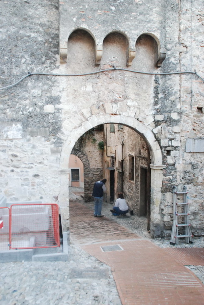 Sanremo: ristrutturata la porta di San Giuseppe nella Pigna, le 'Rive' di notte sono ora illuminate a giorno Sanremo: ristrutturata la porta di San Giuseppe nella Pigna, le 'Rive' di notte sono ora illuminate a giorno