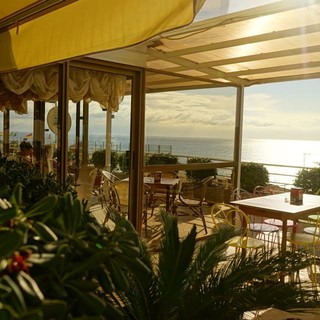 Domenica di antiquariato a Ospedaletti: ogni momento è buono per fermarsi dal Ristorante Alexandra