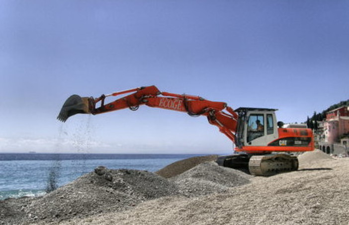 Imperia: Capitaneria ed Arpal prelevano materiale dalla spiaggia del Parco Urbano