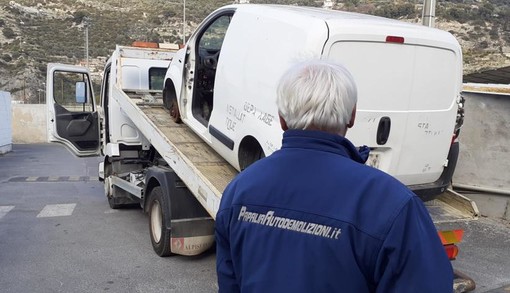 Ventimiglia: non si ferma la rimozione dei veicoli abbandonati sul territorio (Foto)