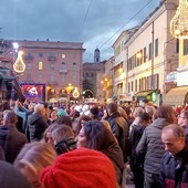 Festival di Sanremo 2024: nonostante la pioggia città presa d'assalto, difficile muoversi a piedi (Foto)