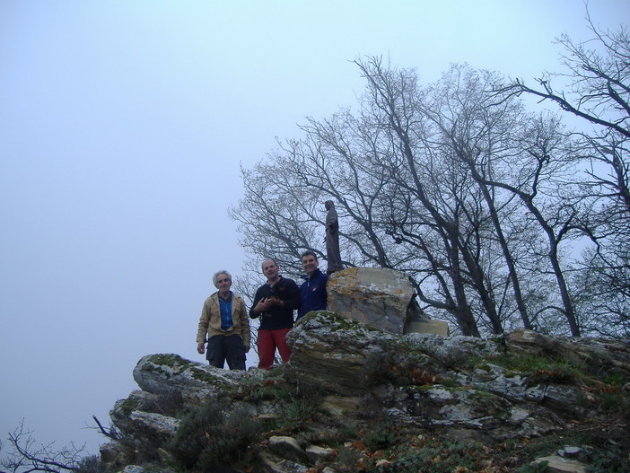 Questa mattina, posizionata una effige del redentore sulla vetta della Rocca Castee