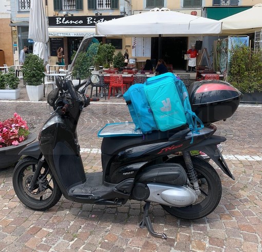 Sanremo: ruba il casco a un 'rider' ma i colleghi trovano il ladro che stava fuggendo in autobus Sanremo: ruba il casco a un 'rider' ma i colleghi trovano il ladro che stava fuggendo in autobus