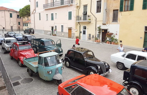 Imperia: giornata all'insegna dei motori e delle auto e moto d'epoca ieri nel quartiere del Parasio Imperia: giornata all'insegna dei motori e delle auto e moto d'epoca ieri nel quartiere del Parasio