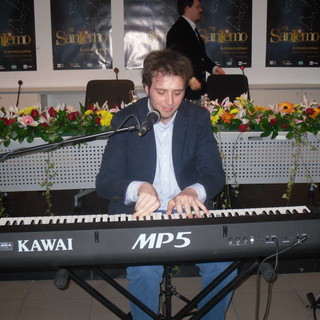 Festival di Sanremo 2011: lo showcase di Gualazzi manda in visibilio la sala stampa del Palafiori