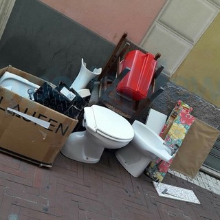 Imperia: rifiuti accatastati con una serie di sanitari in centro ad Oneglia, le foto corrono sui social