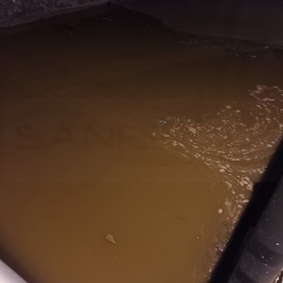 Bordighera: acqua marrone alla foce del 'Borghetto', dal "Comune "Dovuta a lavori sulla rete fognaria" (Foto)