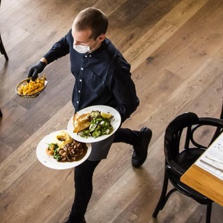 Da lunedì i ristoranti possono riaprire, ma i clienti hanno voglia di tornare a mangiare fuori? Rispondi al nostro sondaggio