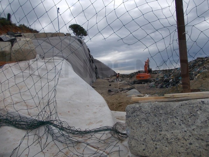 Sanremo: ecco le foto della rete divelta da chi ha appiccato ieri il fuoco alla discarica di Collette Ozotto