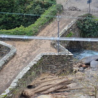 Rezzo: nuovo danno da registrare ad un mese dall'alluvione, piccolo crollo del ponte romano di Lavina