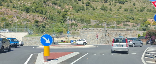 Ventimiglia, rotatoria tra corso Genova e via Tacito: la viabilità diventa definitiva, chiuso l'accesso al distributore Ventimiglia, rotatoria tra corso Genova e via Tacito: la viabilità diventa definitiva, chiuso l'accesso al distributore
