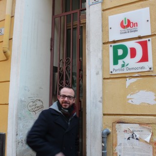 L'ex consigliere Giorgio Montanari mentre entra nella sede del PD