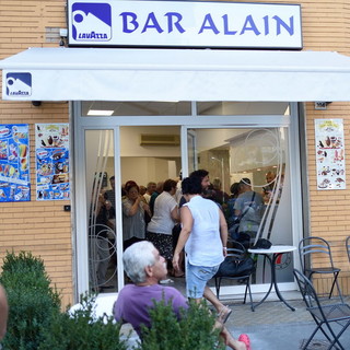Sanremo: dopo la ristrutturazione ha riaperto questa sera il 'Bar Alain' nel quartiere di Baragallo Sanremo: dopo la ristrutturazione ha riaperto questa sera il 'Bar Alain' nel quartiere di Baragallo