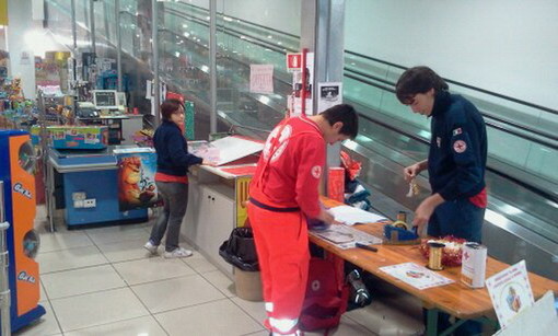 Imperia: grande successo per la raccolta della Croce Rossa locale durante le feste di Natale Imperia: grande successo per la raccolta della Croce Rossa locale durante le feste di Natale