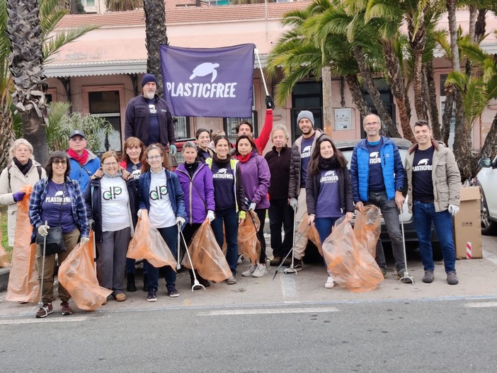 Sanremo, raccolta rifiuti: Plastic Free e I Deplasticati puliscono il litorale e i giardini Italo Calvino (Foto) Sanremo, raccolta rifiuti: Plastic Free e I Deplasticati puliscono il litorale e i giardini Italo Calvino (Foto)