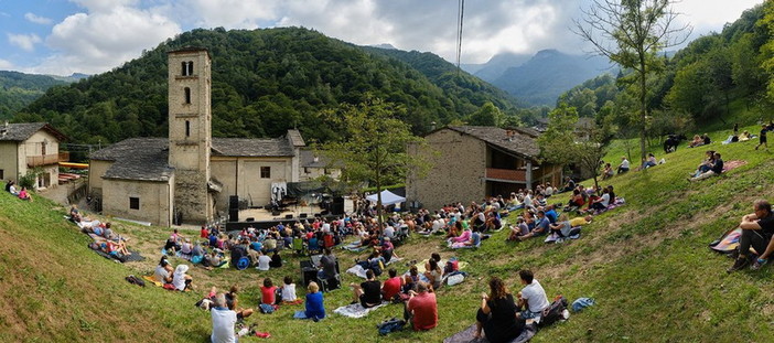 Dal Piemonte: la voce di Tosca per il gran finale del Roumiage a Coumboscuro Dal Piemonte: la voce di Tosca per il gran finale del Roumiage a Coumboscuro