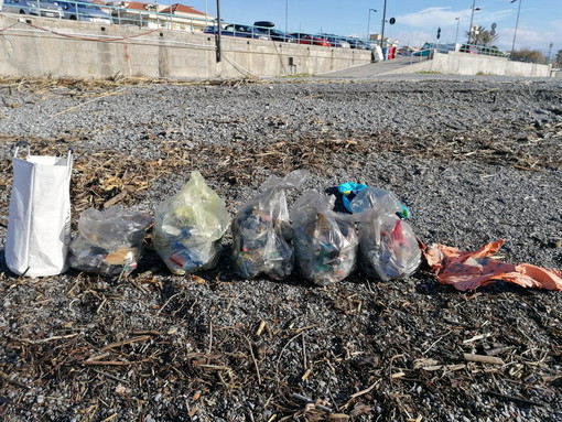 Bordighera: giovani e non solo giovani, c'è bisogno di tutti per fare in modo che il mare non venga inquinato (Foto)