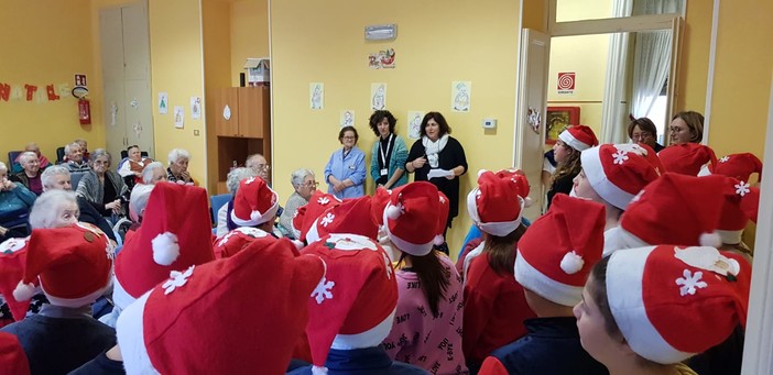 Ventimiglia: recita di Natale degli alunni della Primaria di Latte alla casa di riposo Chiappori Ventimiglia: recita di Natale degli alunni della Primaria di Latte alla casa di riposo Chiappori