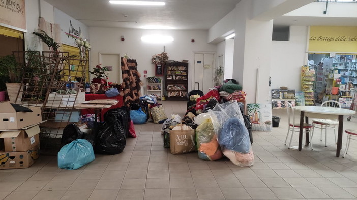 Tante le donazioni alla raccolta beni di prima necessità per l'Ucraina al Mercato Coperto di Bordighera Tante le donazioni alla raccolta beni di prima necessità per l'Ucraina al Mercato Coperto di Bordighera