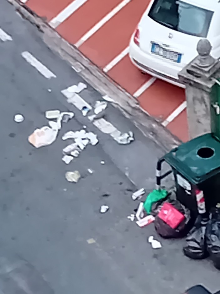 Sanremo, "rifiuti abbandonati in via Dante Alighieri": la segnalazione Sanremo, "rifiuti abbandonati in via Dante Alighieri": la segnalazione