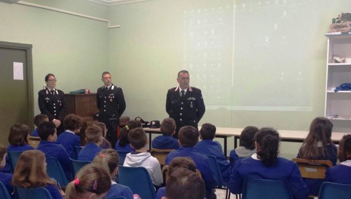 Taggia: il luogotenente Rinaldi ha incontrato gli alunni della scuola Pastonchi per una lezione di legalità Taggia: il luogotenente Rinaldi ha incontrato gli alunni della scuola Pastonchi per una lezione di legalità