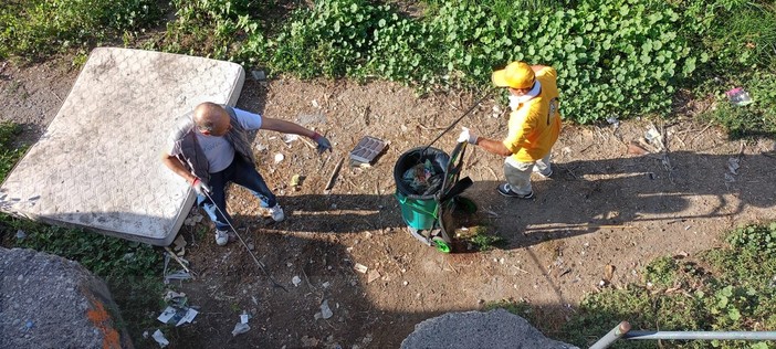 Ventimiglia: rifiuti abbandonati, volontari contro il degrado e 35 sacchi raccolti
