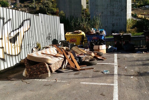 Vallecrosia: Perri, Quesada e Russo nuovamente all'attacco: “Isole ecologiche, situazione insostenibile”