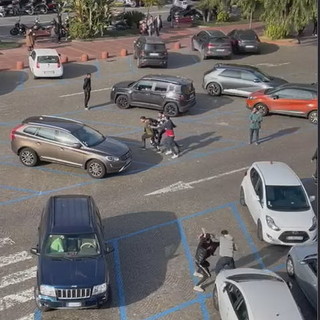 Ventimiglia: rissa tra extracomunitari ieri mattina di fronte al Comune, i protagonisti fuggono via (Video)
