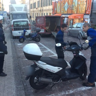 Scatta il Festival e 'spariscono' i motorini dal centro di Sanremo: fioccano multe e rimozioni per i trasgressori Scatta il Festival e 'spariscono' i motorini dal centro di Sanremo: fioccano multe e rimozioni per i trasgressori