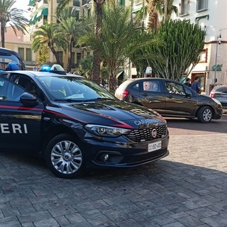 Bordighera, lite tra giovani davanti alla stazione ferroviaria (Foto)