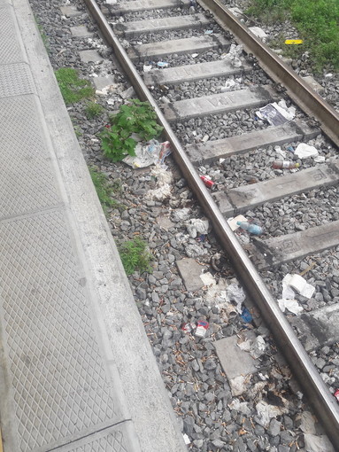 Ventimiglia: un lettore segnala sporcizia al primo binario della stazione ferroviaria (Foto) Ventimiglia: un lettore segnala sporcizia al primo binario della stazione ferroviaria (Foto)