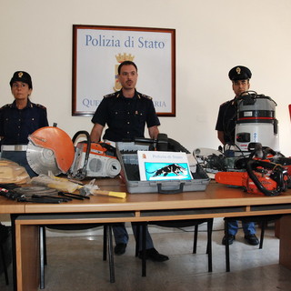 Imperia: gli agenti della Questura scoprono un 'arsenale' di materiale da edilizia rubato