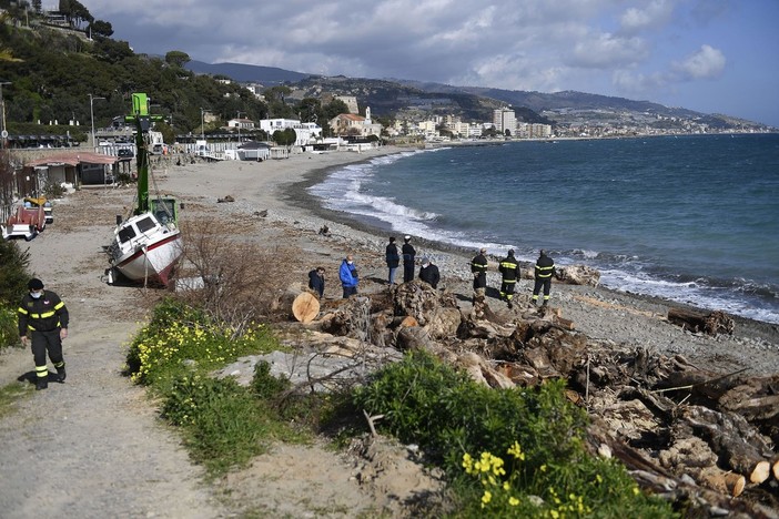 La base operativa sulla spiaggia di Bussana