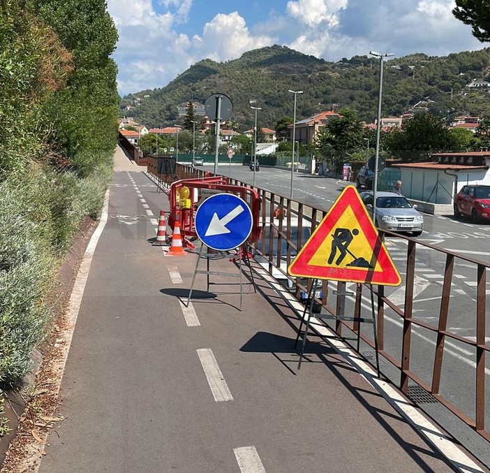 Camporosso: buca sulla pista ciclopedonale e segnalazione di un lettore, immediata riparazione del Comune (Foto)
