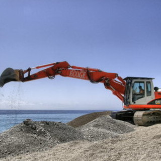 Imperia: Capitaneria ed Arpal prelevano materiale dalla spiaggia del Parco Urbano