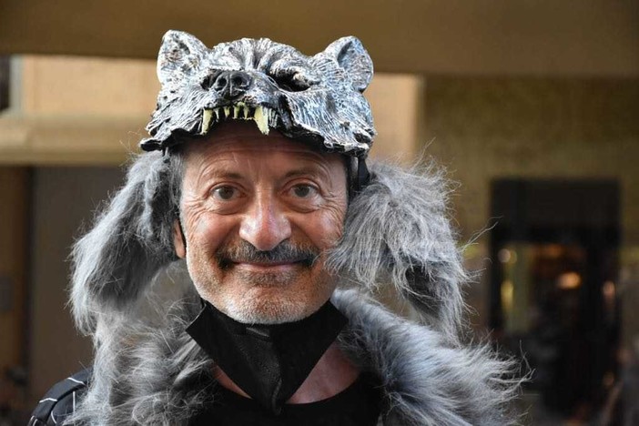 Sanremo: concerto recitato al 'Franco Alfano', Rocco Papaleo a piedi dall'hotel all'Auditorium vestito da 'Lupo' (Foto e Video) Sanremo: concerto recitato al 'Franco Alfano', Rocco Papaleo a piedi dall'hotel all'Auditorium vestito da 'Lupo' (Foto e Video)