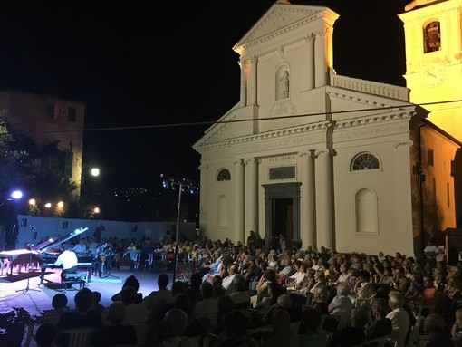 Al Rovere d'Oro di San Bartolomeo al mare, standing ovation per Andrea Cardinale